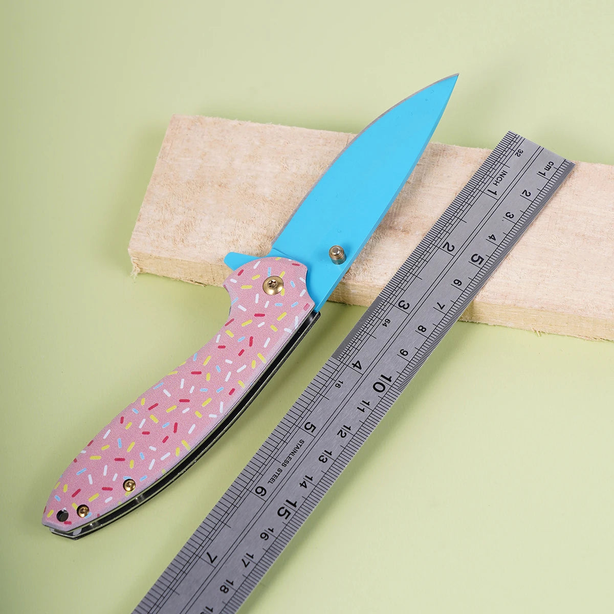 Premium Stainless Steel Pocket Knife Men’s folding EDC multi-tool (outdoors/fruit) – donut-pattern handle. For camping, hiking, exploration, DIY, daily use, fishing & hunting. Great gift for men: Valentine’s Day